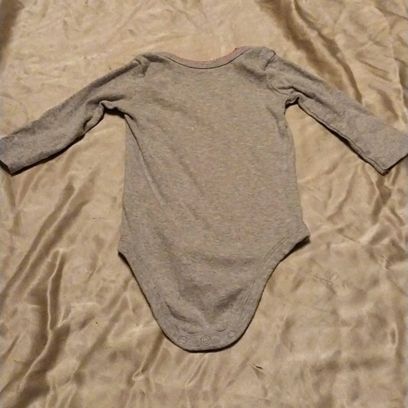 Grey Long-sleeved Onsie with Giraffes - Picture 4 of 4